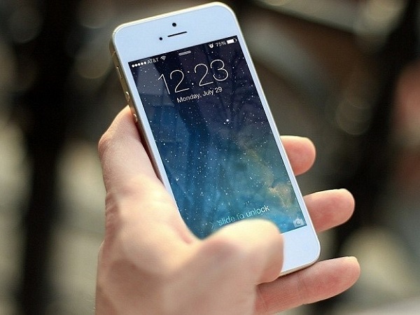 Những tác hại không ngờ khi cầm smartphone sai cách
