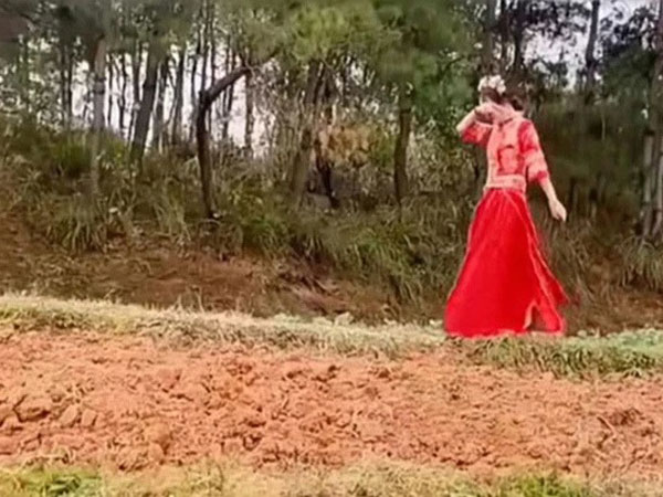 Cô dâu khóc chạy bộ 5km đến nhà chú rể, chuyện tình bi kịch vì sính lễ