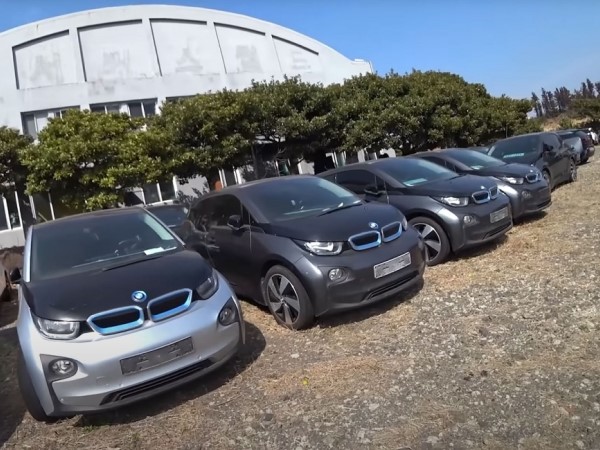 Hàng chục chiếc BMW i3 bị vứt hư hỏng không thương tiếc