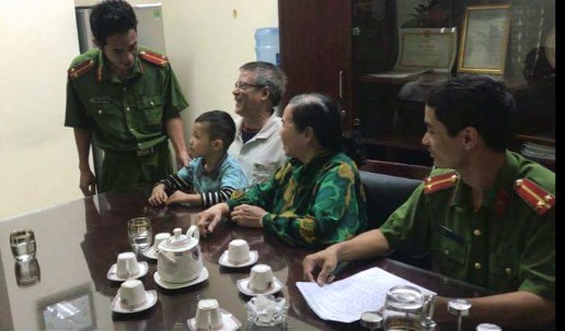 Bé trai 4 tuổi đi lạc được công an Hà Nội giúp tìm người thân
