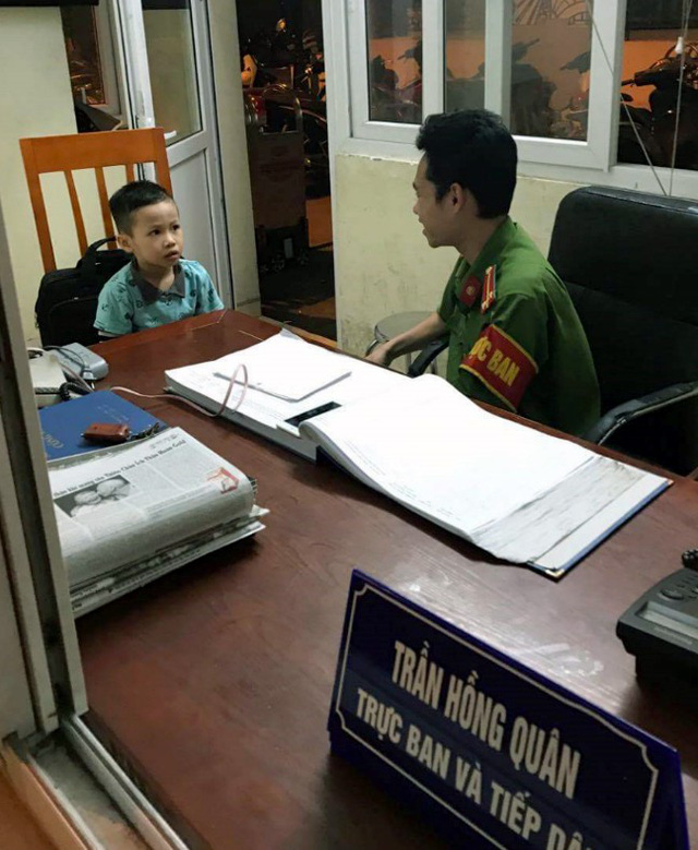 Bé trai 4 tuổi đi lạc được công an Hà Nội giúp tìm người thân