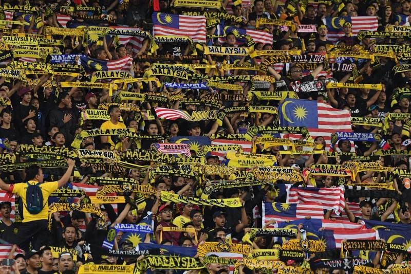Manh động từ fan đến đội, bóng đá Malaysia bị phạt nặng