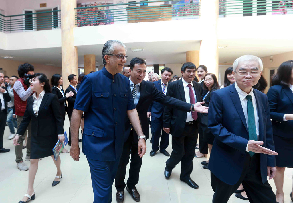 Chủ tịch AFC đi máy bay riêng tới thăm Việt Nam