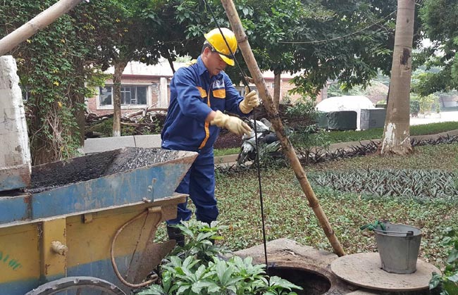 Mải dọn rác dưới cống, nam công nhân chết lặng vì gặp người yêu