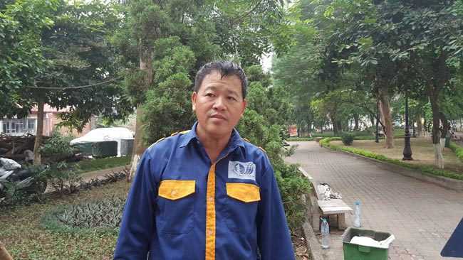 Mải dọn rác dưới cống, nam công nhân chết lặng vì gặp người yêu