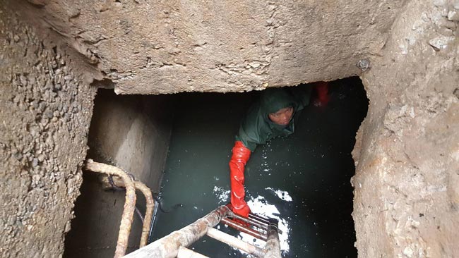 Mải dọn rác dưới cống, nam công nhân chết lặng vì gặp người yêu