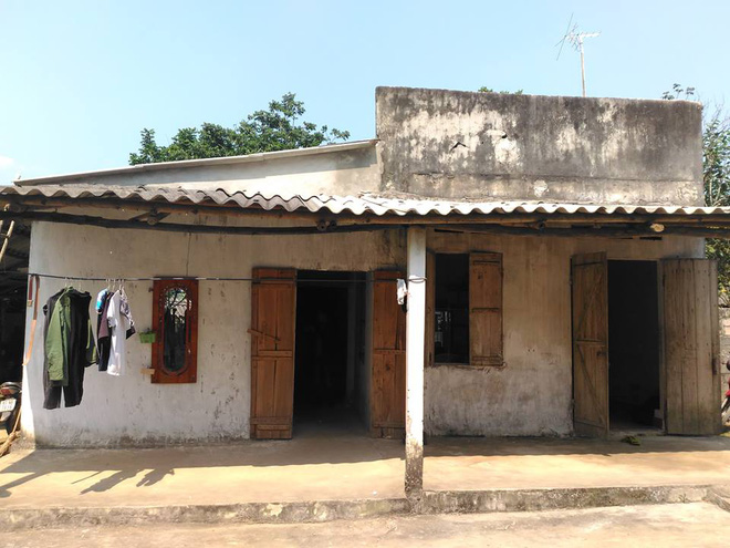 Sau khi nghe thấy tiếng nổ lớn, tôi bật dậy thì thấy máu bắn ra từ cổ