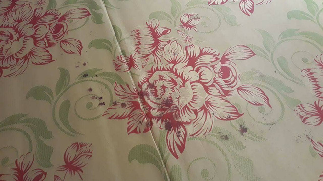 Sau khi nghe thấy tiếng nổ lớn, tôi bật dậy thì thấy máu bắn ra từ cổ