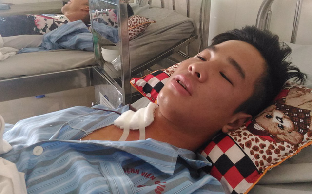 Sau khi nghe thấy tiếng nổ lớn, tôi bật dậy thì thấy máu bắn ra từ cổ