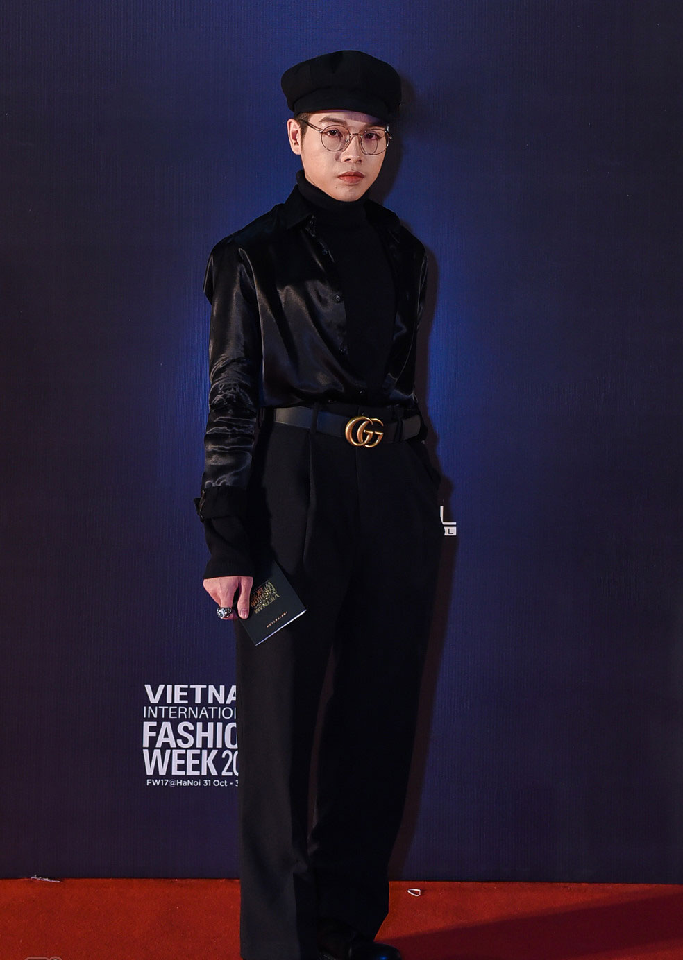 Đức Phúc mặc khó hiểu trên thảm đỏ Tuần lễ thời trang quốc tế Việt Nam