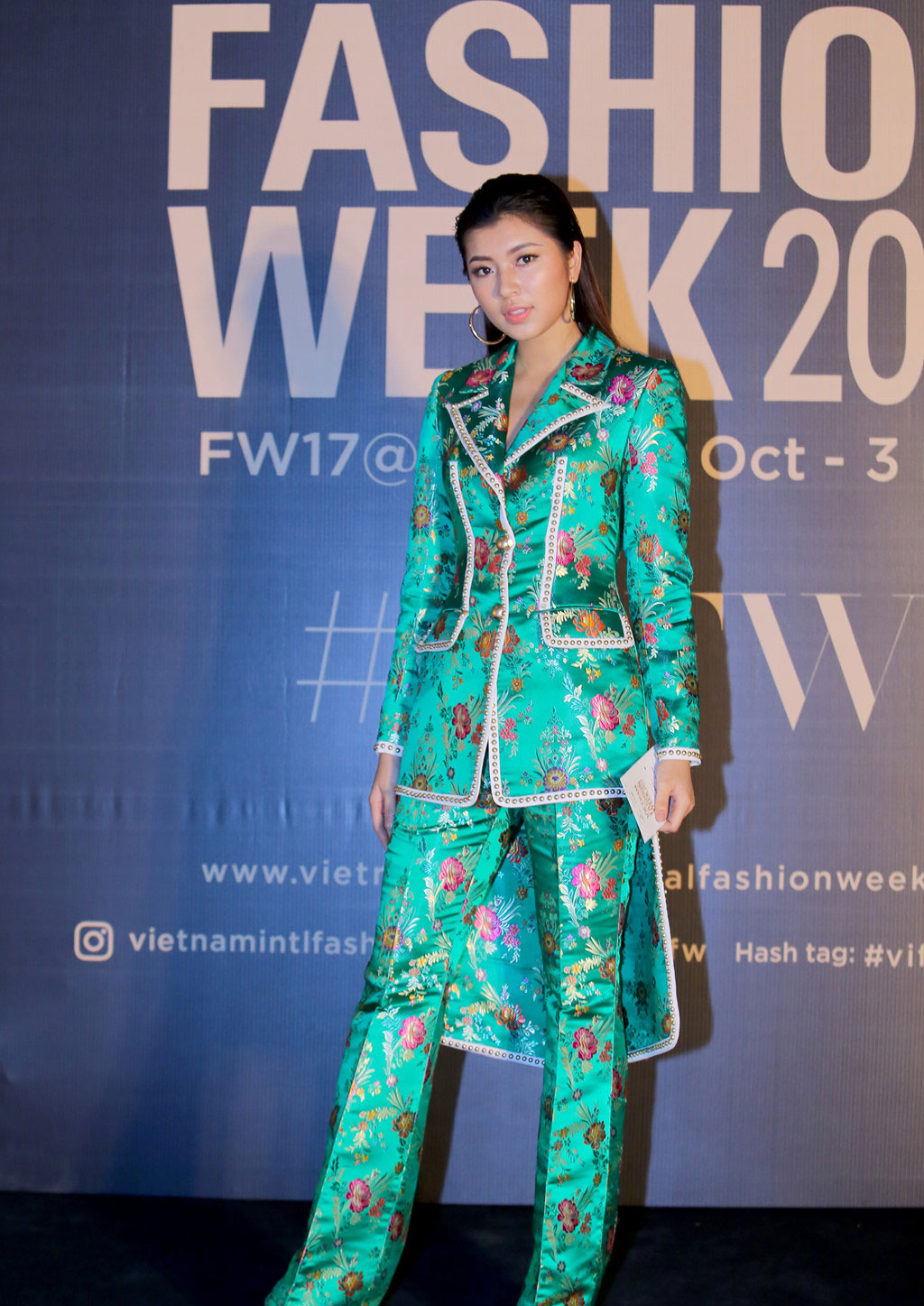 Đức Phúc mặc khó hiểu trên thảm đỏ Tuần lễ thời trang quốc tế Việt Nam