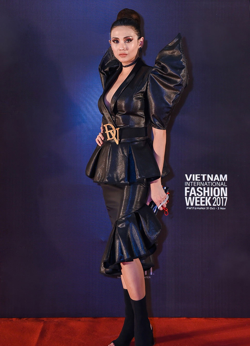 Đức Phúc mặc khó hiểu trên thảm đỏ Tuần lễ thời trang quốc tế Việt Nam