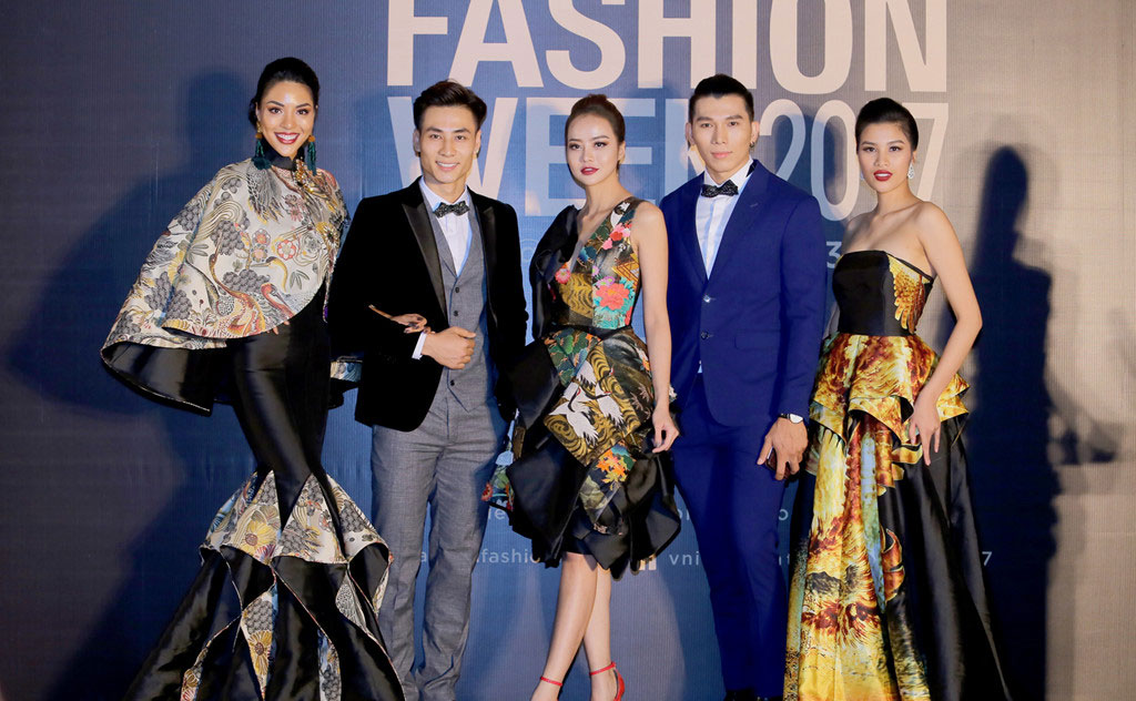 Đức Phúc mặc khó hiểu trên thảm đỏ Tuần lễ thời trang quốc tế Việt Nam