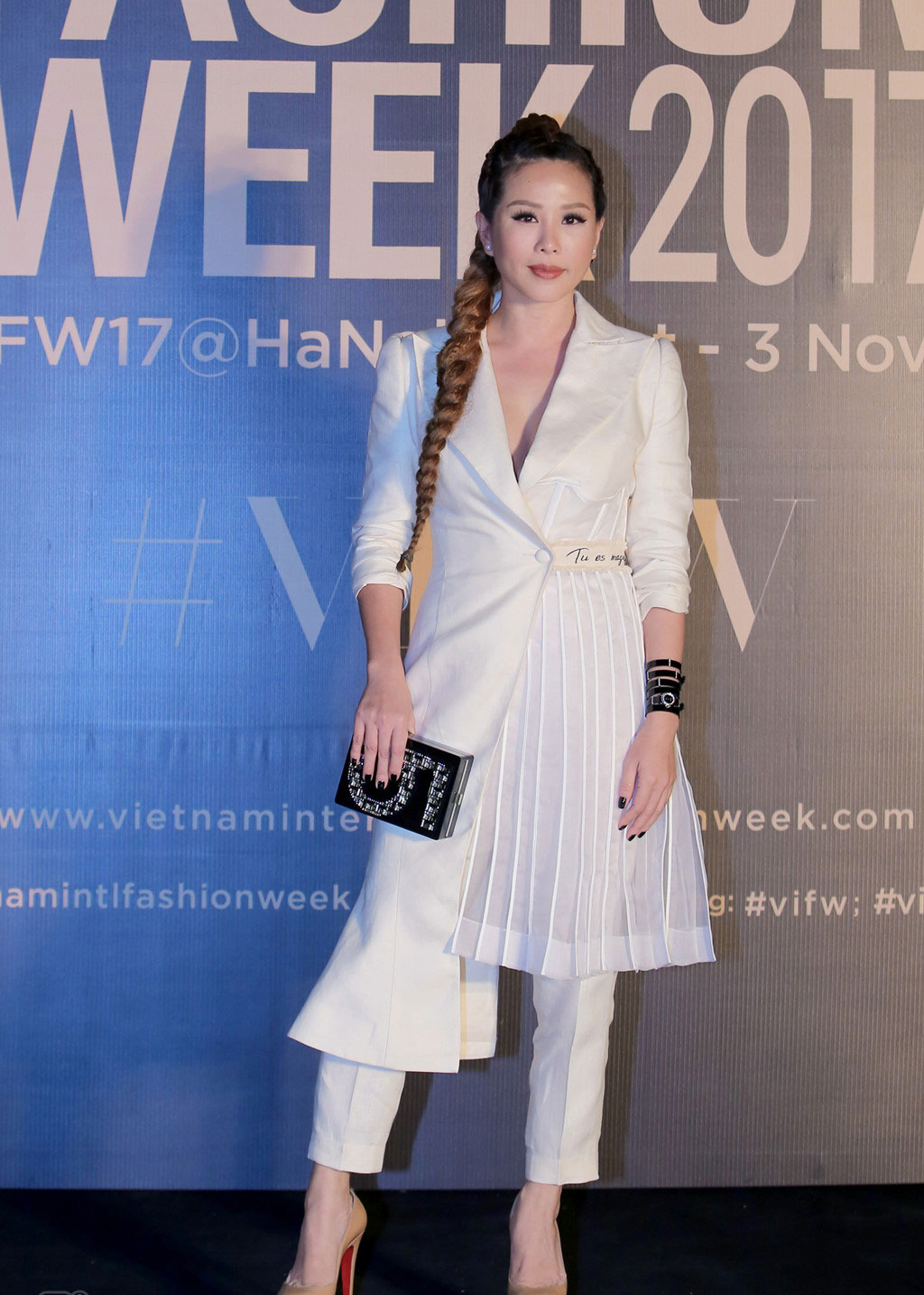 Đức Phúc mặc khó hiểu trên thảm đỏ Tuần lễ thời trang quốc tế Việt Nam