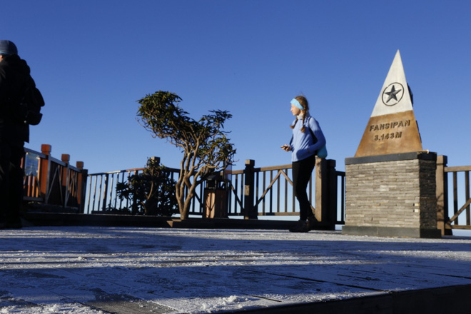 Sương muối trắng xóa đỉnh Fansipan khiến khách du lịch trầm trồ thích thú