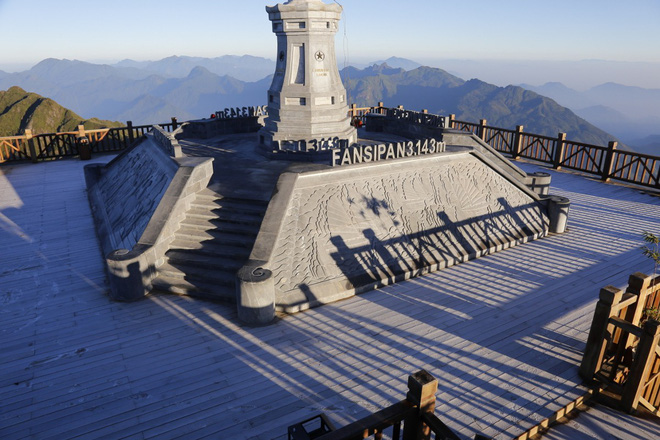 Sương muối trắng xóa đỉnh Fansipan khiến khách du lịch trầm trồ thích thú