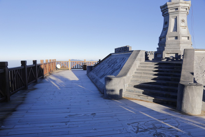 Sương muối trắng xóa đỉnh Fansipan khiến khách du lịch trầm trồ thích thú