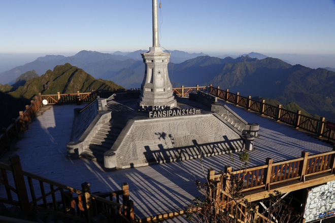 Sương muối trắng xóa đỉnh Fansipan khiến khách du lịch trầm trồ thích thú