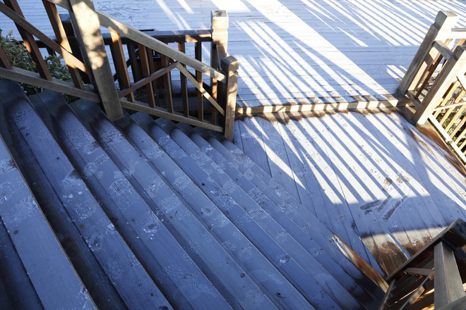 Sương muối trắng xóa đỉnh Fansipan khiến khách du lịch trầm trồ thích thú