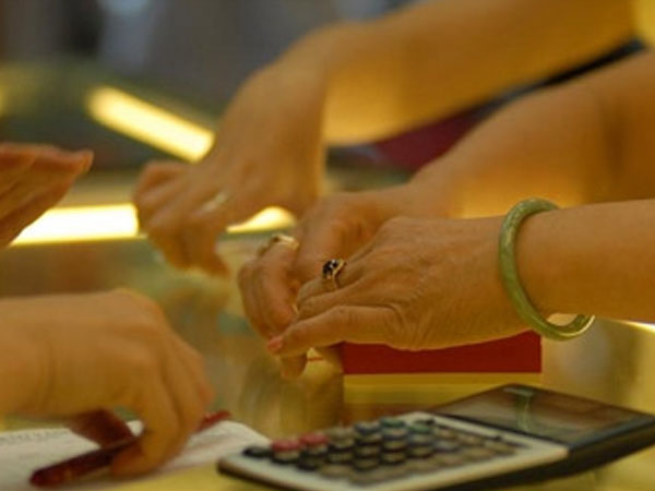 Vàng mất giá hơn 1%, thị trường chờ đợi yếu tố mới