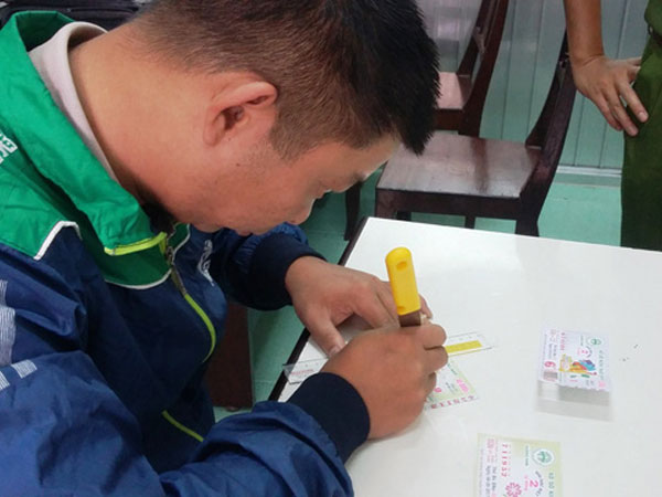 Bị bắt vì làm giả vé số trúng thưởng đặc biệt 2 tỉ đồng