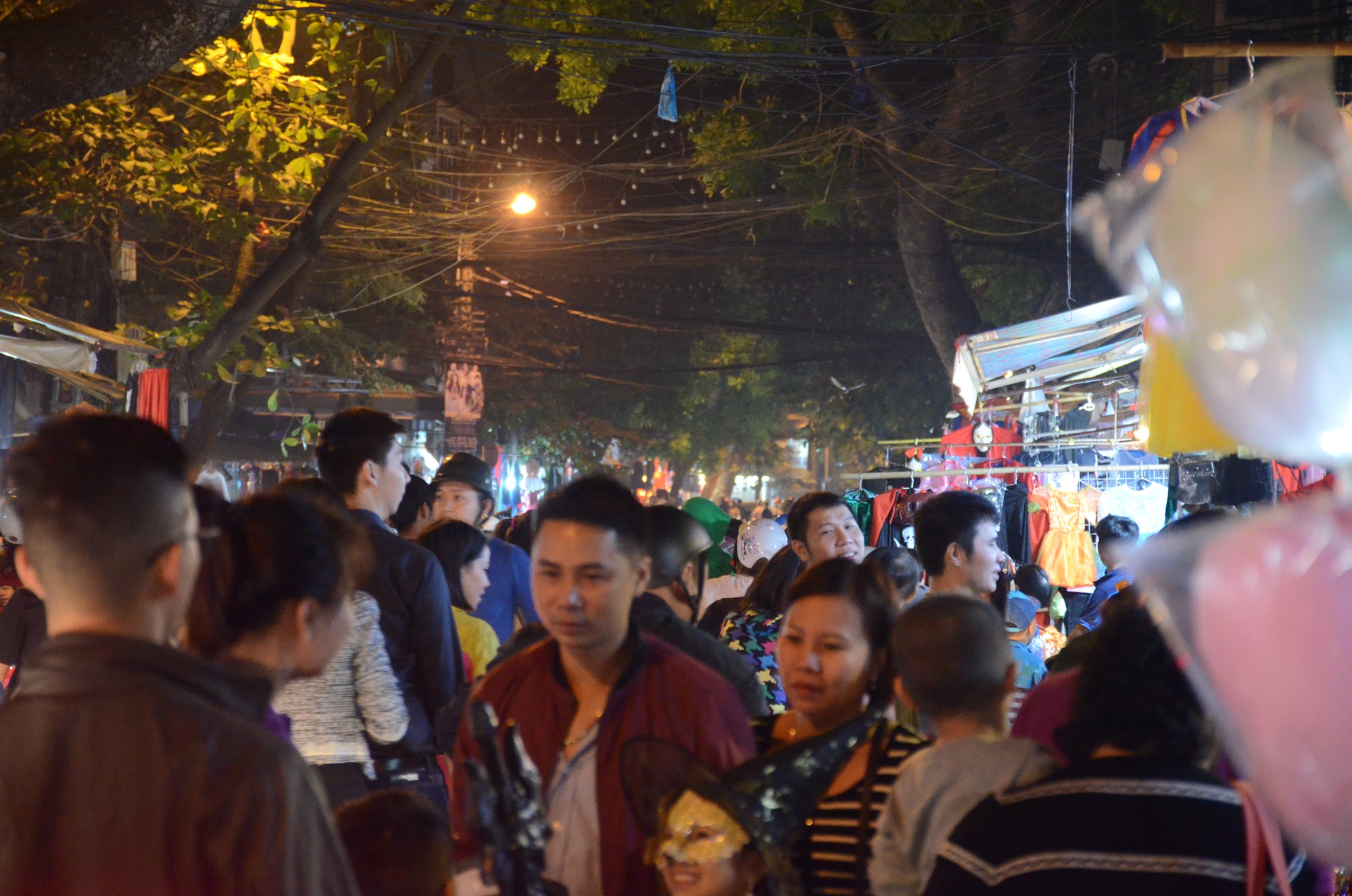 Nhiều người hốt hoảng với cảnh tượng dao cắm xuyên đầu cô gái trẻ trong đêm Halloween trên phố Hàng Mã