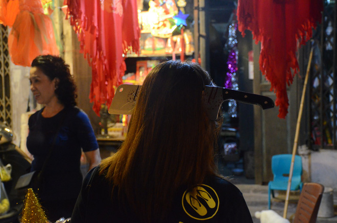 Nhiều người hốt hoảng với cảnh tượng dao cắm xuyên đầu cô gái trẻ trong đêm Halloween trên phố Hàng Mã