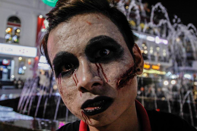 Nhiều người hốt hoảng với cảnh tượng dao cắm xuyên đầu cô gái trẻ trong đêm Halloween trên phố Hàng Mã Nhiều người hốt hoảng với cảnh tượng dao cắm xuyên đầu cô gái trẻ trong đêm Halloween trên phố Hàng Mã