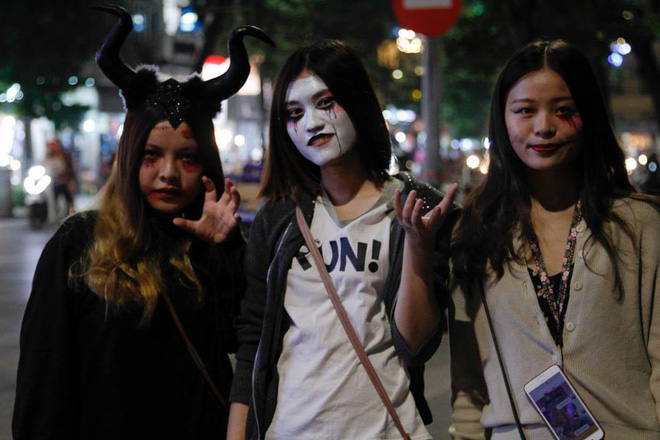 Nhiều người hốt hoảng với cảnh tượng dao cắm xuyên đầu cô gái trẻ trong đêm Halloween trên phố Hàng Mã Nhiều người hốt hoảng với cảnh tượng dao cắm xuyên đầu cô gái trẻ trong đêm Halloween trên phố Hàng Mã