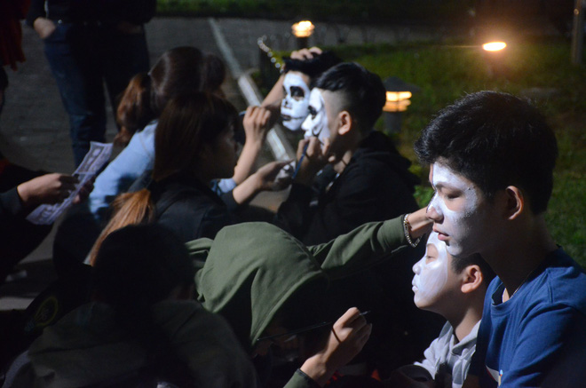 Nhiều người hốt hoảng với cảnh tượng dao cắm xuyên đầu cô gái trẻ trong đêm Halloween trên phố Hàng Mã Nhiều người hốt hoảng với cảnh tượng dao cắm xuyên đầu cô gái trẻ trong đêm Halloween trên phố Hàng Mã