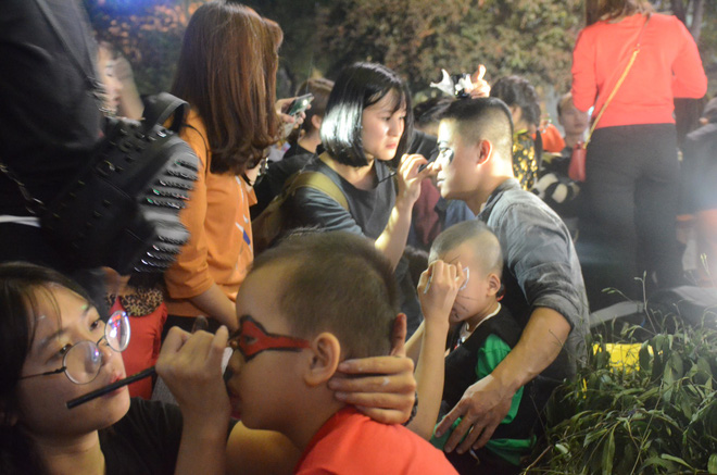 Nhiều người hốt hoảng với cảnh tượng dao cắm xuyên đầu cô gái trẻ trong đêm Halloween trên phố Hàng Mã