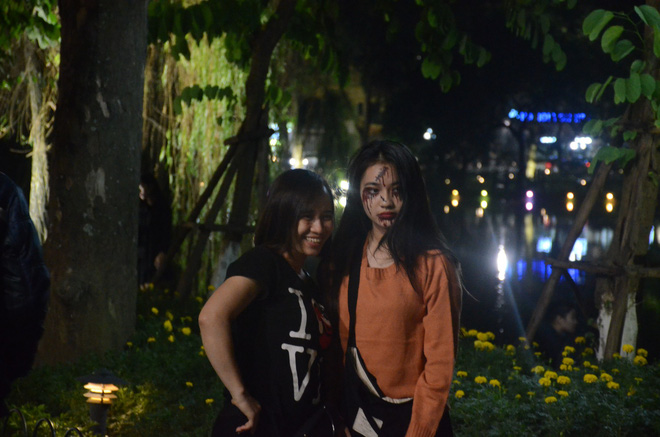 Nhiều người hốt hoảng với cảnh tượng dao cắm xuyên đầu cô gái trẻ trong đêm Halloween trên phố Hàng Mã Nhiều người hốt hoảng với cảnh tượng dao cắm xuyên đầu cô gái trẻ trong đêm Halloween trên phố Hàng Mã