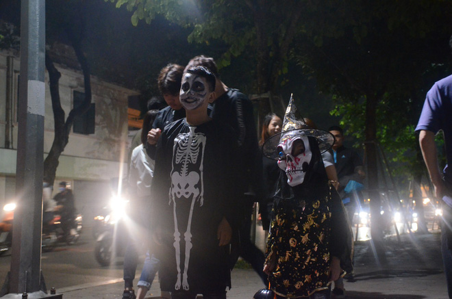 Nhiều người hốt hoảng với cảnh tượng dao cắm xuyên đầu cô gái trẻ trong đêm Halloween trên phố Hàng Mã Nhiều người hốt hoảng với cảnh tượng dao cắm xuyên đầu cô gái trẻ trong đêm Halloween trên phố Hàng Mã