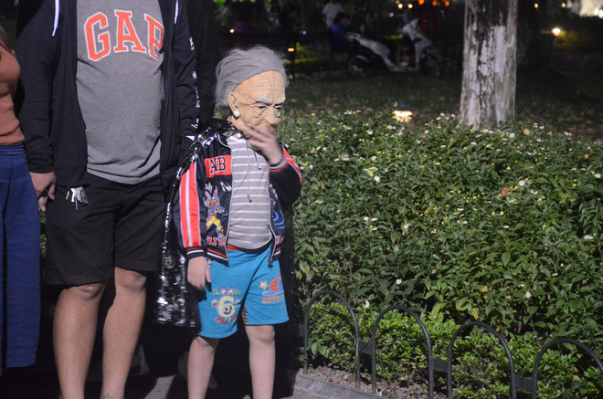 Nhiều người hốt hoảng với cảnh tượng dao cắm xuyên đầu cô gái trẻ trong đêm Halloween trên phố Hàng Mã