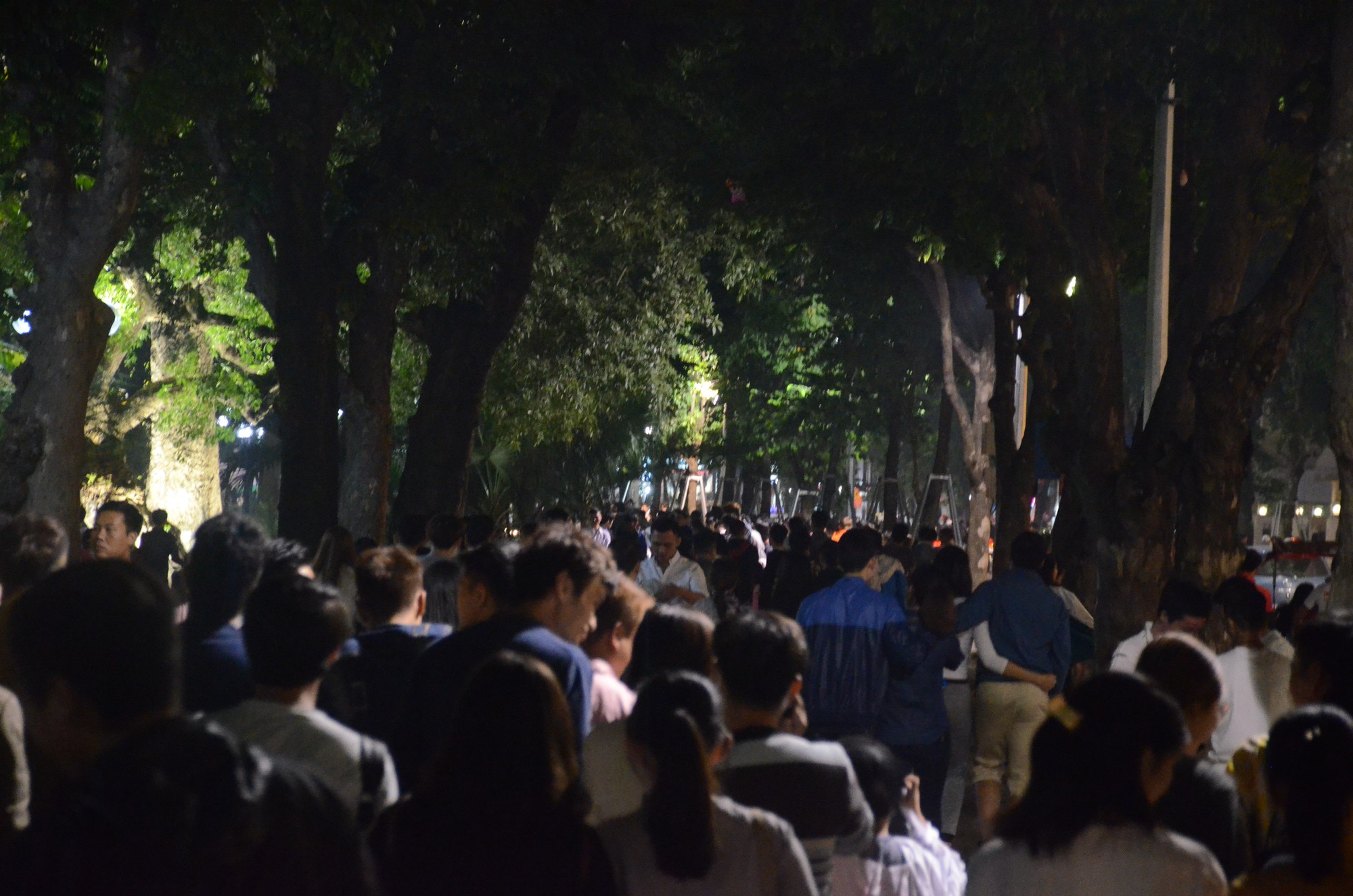 Nhiều người hốt hoảng với cảnh tượng dao cắm xuyên đầu cô gái trẻ trong đêm Halloween trên phố Hàng Mã