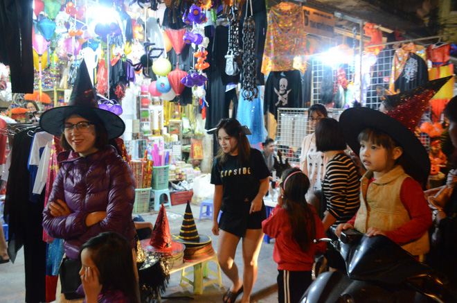 Nhiều người hốt hoảng với cảnh tượng dao cắm xuyên đầu cô gái trẻ trong đêm Halloween trên phố Hàng Mã Nhiều người hốt hoảng với cảnh tượng dao cắm xuyên đầu cô gái trẻ trong đêm Halloween trên phố Hàng Mã