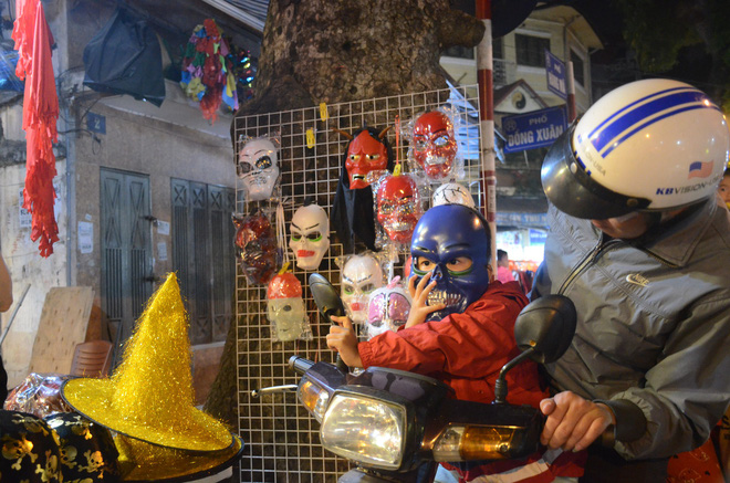 Nhiều người hốt hoảng với cảnh tượng dao cắm xuyên đầu cô gái trẻ trong đêm Halloween trên phố Hàng Mã