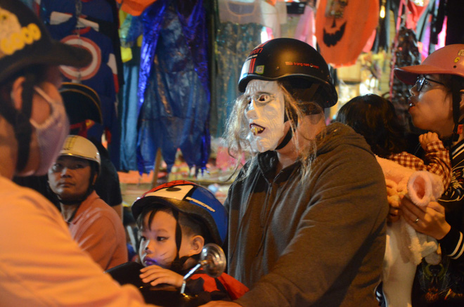 Nhiều người hốt hoảng với cảnh tượng dao cắm xuyên đầu cô gái trẻ trong đêm Halloween trên phố Hàng Mã Nhiều người hốt hoảng với cảnh tượng dao cắm xuyên đầu cô gái trẻ trong đêm Halloween trên phố Hàng Mã
