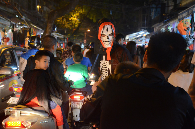 Nhiều người hốt hoảng với cảnh tượng dao cắm xuyên đầu cô gái trẻ trong đêm Halloween trên phố Hàng Mã Nhiều người hốt hoảng với cảnh tượng dao cắm xuyên đầu cô gái trẻ trong đêm Halloween trên phố Hàng Mã
