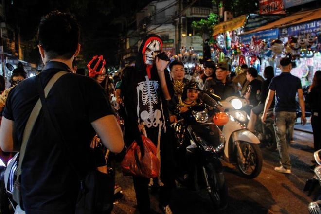 Nhiều người hốt hoảng với cảnh tượng dao cắm xuyên đầu cô gái trẻ trong đêm Halloween trên phố Hàng Mã