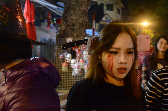 Nhiều người hốt hoảng với cảnh tượng dao cắm xuyên đầu cô gái trẻ trong đêm Halloween trên phố Hàng Mã Nhiều người hốt hoảng với cảnh tượng dao cắm xuyên đầu cô gái trẻ trong đêm Halloween trên phố Hàng Mã