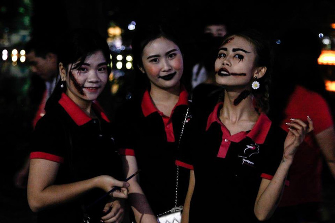 Nhiều người hốt hoảng với cảnh tượng dao cắm xuyên đầu cô gái trẻ trong đêm Halloween trên phố Hàng Mã