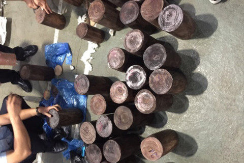 Khoét ruột khúc gỗ cất giấu đồ mỹ nghệ nghi làm bằng ngà voi