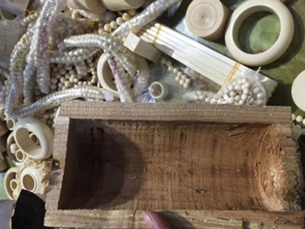 Khoét ruột khúc gỗ cất giấu đồ mỹ nghệ nghi làm bằng ngà voi