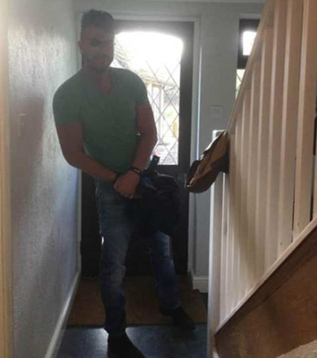 Cho người lạ vào nhà ngủ mà cứ tưởng con trai đi chơi Halloween về