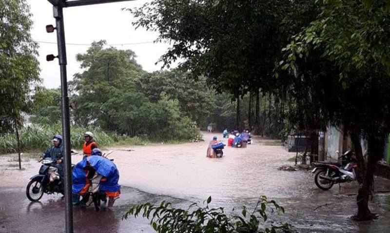 Ảnh hưởng áp thấp, miền Trung mưa trắng trời, nhà dân bị ngập sâu hơn 1m