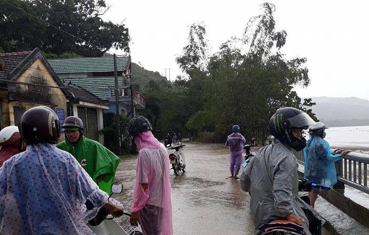 Ảnh hưởng áp thấp, miền Trung mưa trắng trời, nhà dân bị ngập sâu hơn 1m