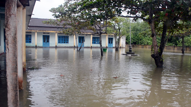 Nhà dân, trường học ở Quảng Nam ngập sâu