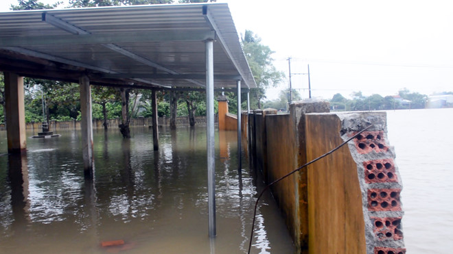 Nhà dân, trường học ở Quảng Nam ngập sâu