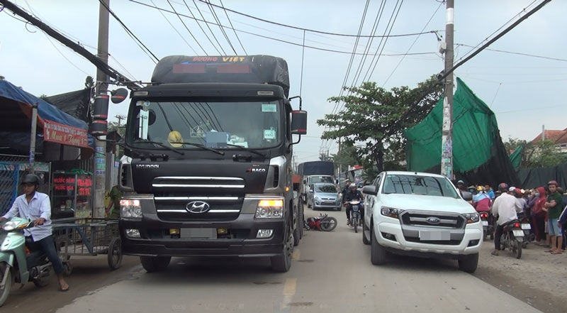 Người thân nhiều lần ngất xỉu cạnh thi thể nữ sinh 20 tuổi chết thảm dưới gầm xe đầu kéo